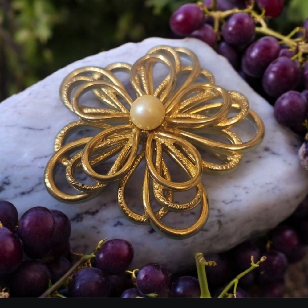 Vintage Large Layered Faux Pearl Flower Shape Brooch GOLD Tone Metal